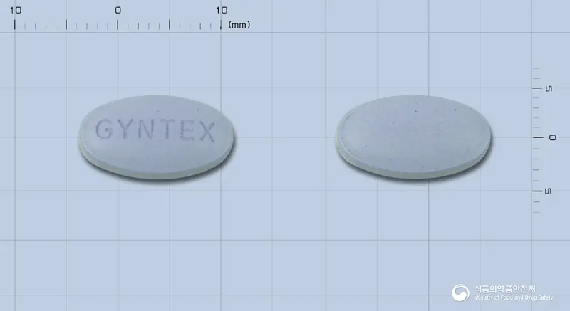 구주나프록센나트륨정 앞뒤 사진 (파란색 타원형, 각인 GYNTEX)