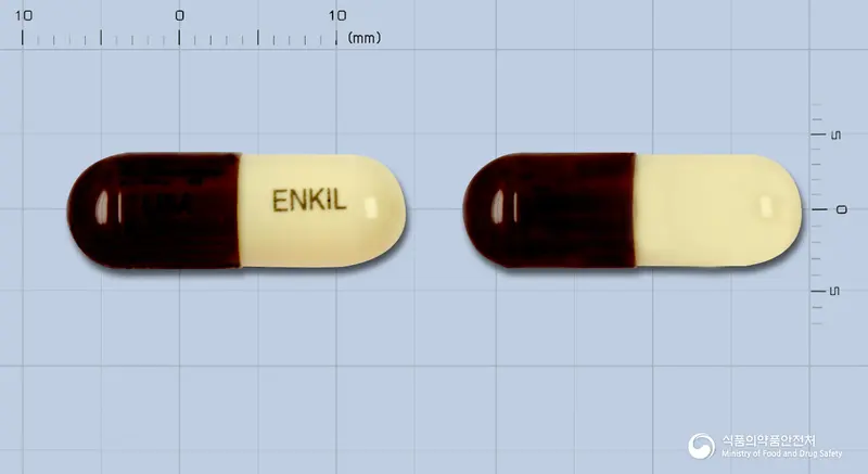 엔킬캅셀(폴리사카라이드케이) 앞뒤 사진 (갈색 캡슐, 각인 UM ENKIL)