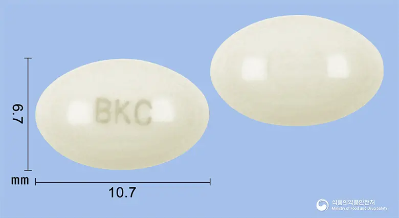 본키연질캡슐(칼시트리올) 앞뒤 사진 (흰색 캡슐, 각인 BKC)