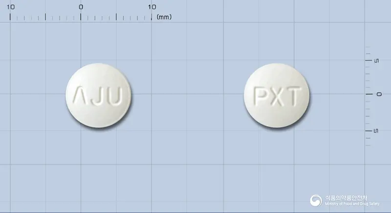 프락신정100밀리그람(오플록사신) 앞뒤 사진 (흰색 원형, 각인 ΛJU / PXT)