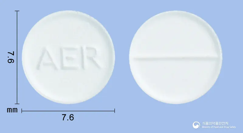 아세르정(암브록솔염산염) 앞뒤 사진 (흰색 원형, 각인 AER)