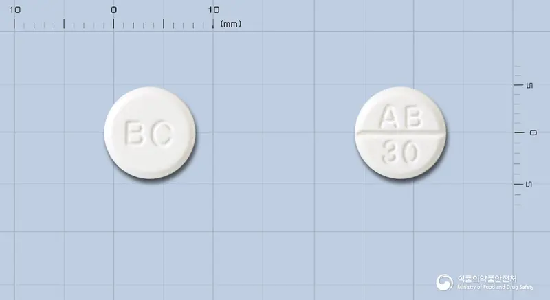 아록솔정(암브록솔염산염) 앞뒤 사진 (흰색 원형, 각인 BC / AB 30)