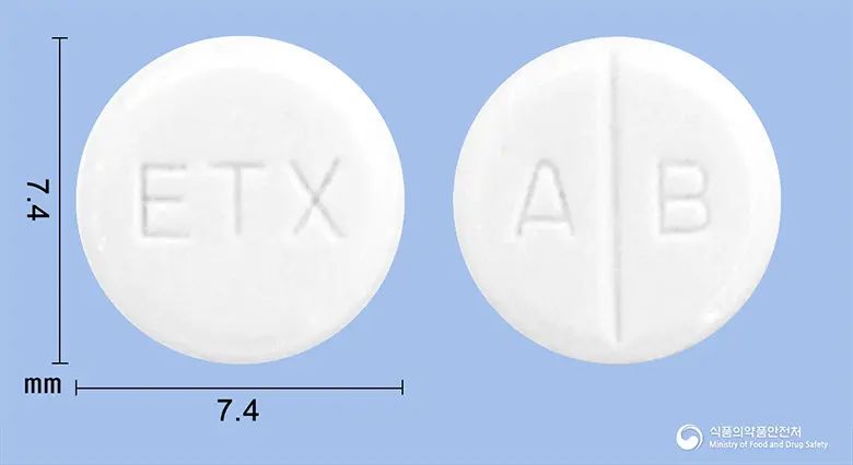 이텍스암브록솔정(암브록솔염산염) 앞뒤 사진 (흰색 원형, 각인 ETX / A B)