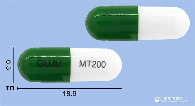 뮤텐캡슐200mg(아세틸시스테인) 앞뒤 사진 (초록색 캡슐, 각인 GUJU MT200)