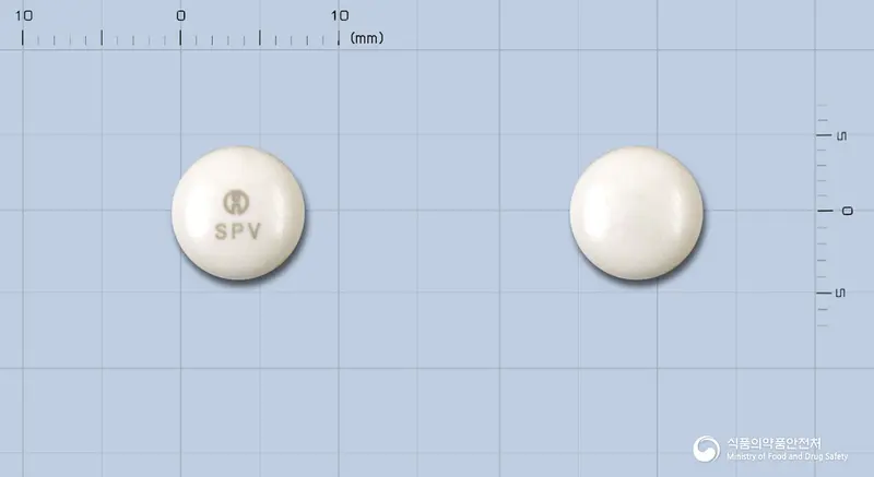 스파베린정(카로베린) 앞뒤 사진 (흰색 원형, 각인 SPV)