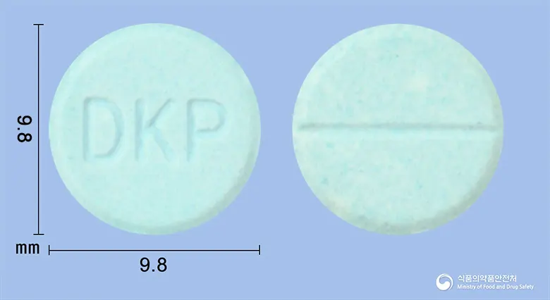 메노바정(아시클로버) 앞뒤 사진 (파란색 원형, 각인 DKP)