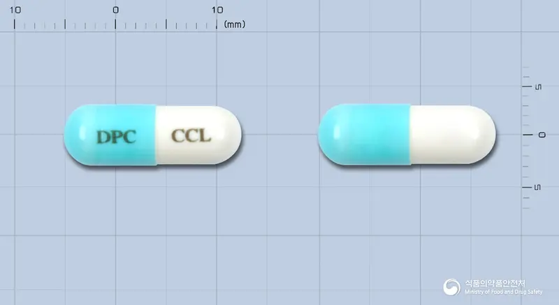 시크렌캡슐(세파클러수화물) 앞뒤 사진 (파란색 캡슐, 각인 DPC CCL)