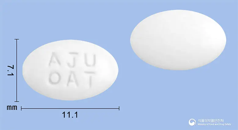 오미탄정(비페닐디메틸디카르복실레이트) 앞뒤 사진 (흰색 타원형, 각인 AJU OAT)