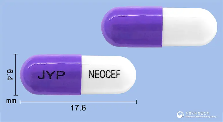네오세프캡슐(세파클러수화물) 앞뒤 사진 (보라색 캡슐, 각인 JYP NEOCEF)