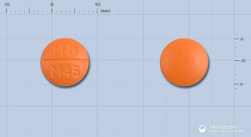 탈리맥스정(탈니플루메이트) 앞뒤 사진 (주황색 원형, 각인 MD M45)