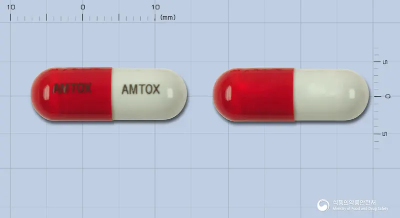 암톡스캅셀(폴리사카라이드케이) 앞뒤 사진 (빨간색 캡슐, 각인 AMTOX AMTOX)