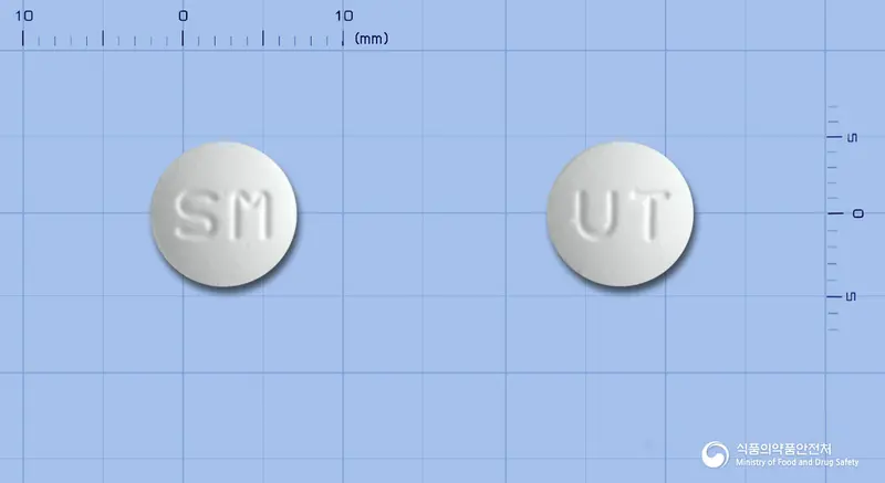 한국유나이티드산화마그네슘정250mg 앞뒤 사진 (흰색 원형, 각인 SM / UT)
