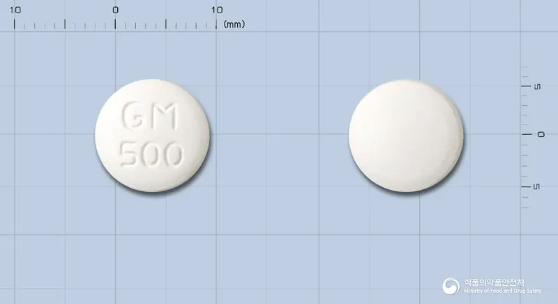 구루메포민정500mg(메트포르민염산염) 앞뒤 사진 (흰색 원형, 각인 GM500)