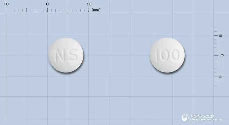 넬슨오플록사신정100밀리그램(오플록사신) 앞뒤 사진 (흰색 원형, 각인 NS / 100)