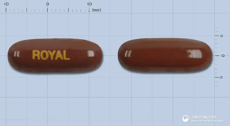 로얄민연질캅셀 앞뒤 사진 (갈색 캡슐, 각인 ROYAL)
