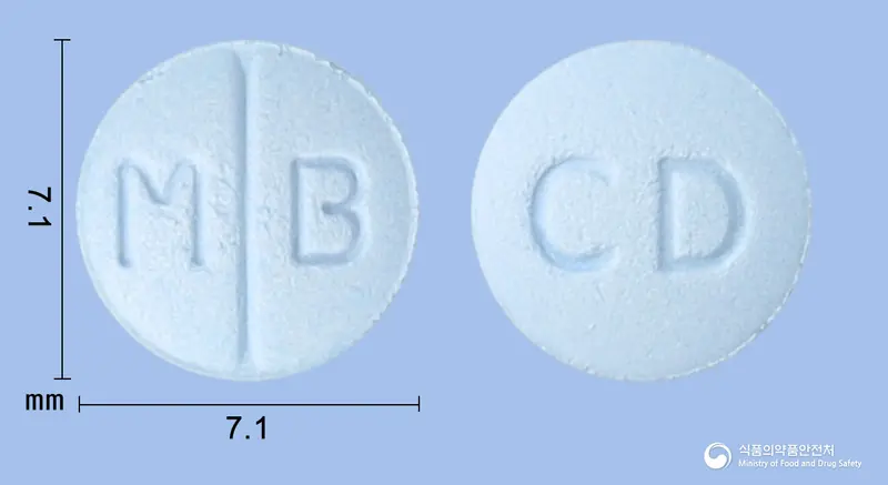 마오비정(셀레길린염산염) 앞뒤 사진 (파란색 원형, 각인 M B / CD)