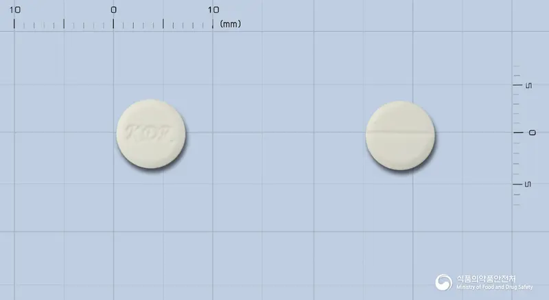 케디란정(푸마르산케토티펜)(수출용) 앞뒤 사진 (흰색 원형, 각인 KDR)
