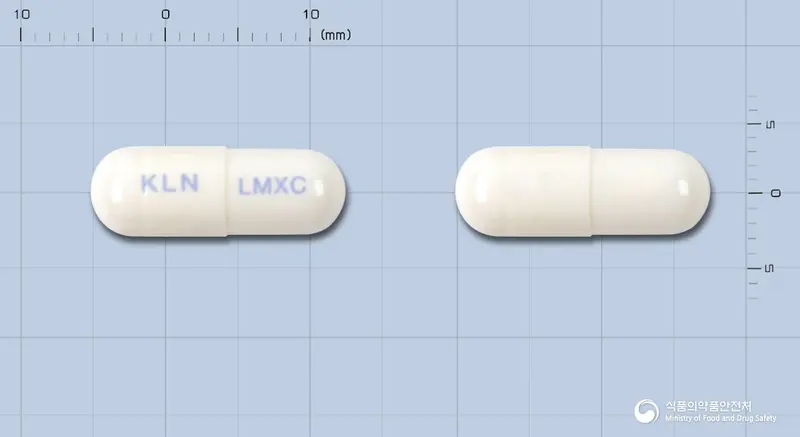 로맥사신캡슐100밀리그램(로메플로사신염산염) 앞뒤 사진 (흰색 캡슐, 각인 KLN LMXC)