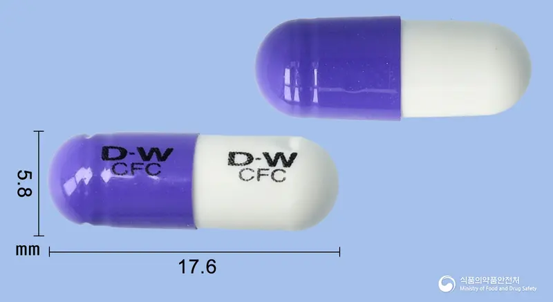 동화세파클러캡슐(세파클러수화물) 앞뒤 사진 (보라색 캡슐, 각인 D-W D-WCFC CFC)