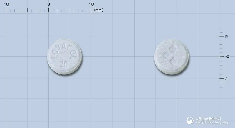로바콜정(로바스타틴)(수출용) 앞뒤 사진 (파란색 원형, 각인 LOVACOL 20)