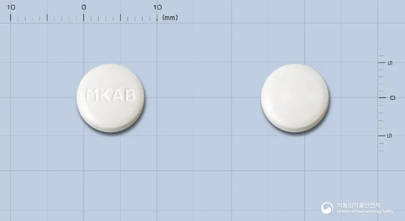 알비나정 앞뒤 사진 (흰색 원형, 각인 MKAB)