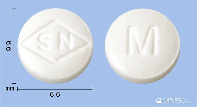 돔펠엠정(돔페리돈말레산염) 앞뒤 사진 (흰색 원형, 각인 M)