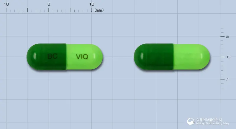 비퀴올캅셀(염산비퀴딜)(수출명:VIQUIOL Capsule) 앞뒤 사진 (초록색 캡슐, 각인 BC VIQ)