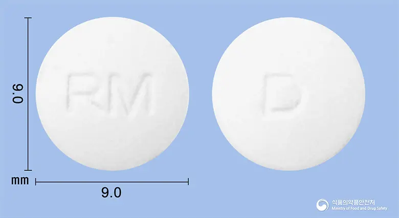 록시티로신정(록시트로마이신) 앞뒤 사진 (흰색 원형, 각인 RM / D)