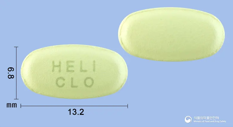 헤리클로정250밀리그램(클래리트로마이신) 앞뒤 사진 (연두색 타원형, 각인 HELICLO)