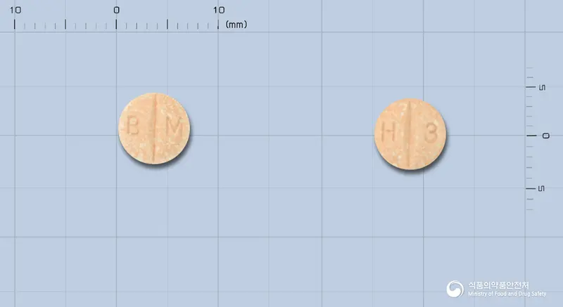 딜라트렌정12.5mg(카르베딜롤) 앞뒤 사진 (갈색 원형, 각인 B M / H 3)