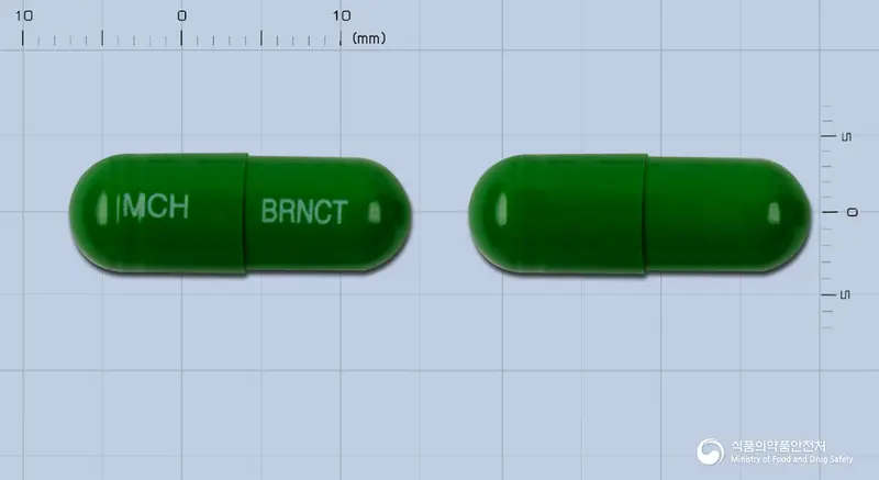 브론카티캡슐 앞뒤 사진 (초록색 캡슐, 각인 MCH BRNCT)