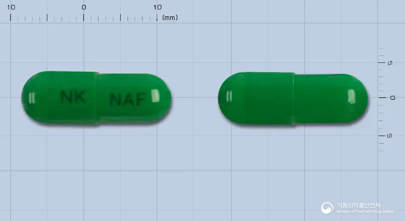 나프린캡슐(나프록센나트륨) 앞뒤 사진 (초록색 캡슐, 각인 NK NAF)