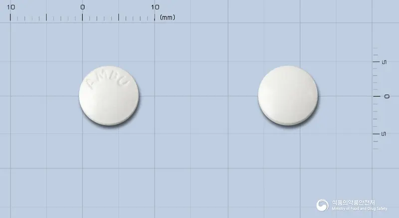 넥스팜염산암부록솔정(암브록솔염산염) 앞뒤 사진 (흰색 원형, 각인 AMBU)