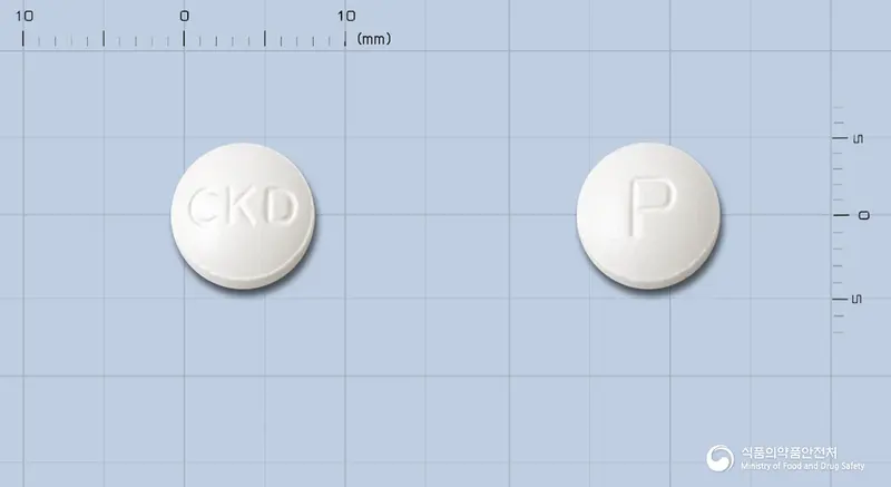 포독스정(세프포독심프록세틸) 앞뒤 사진 (흰색 원형, 각인 CKD / P)