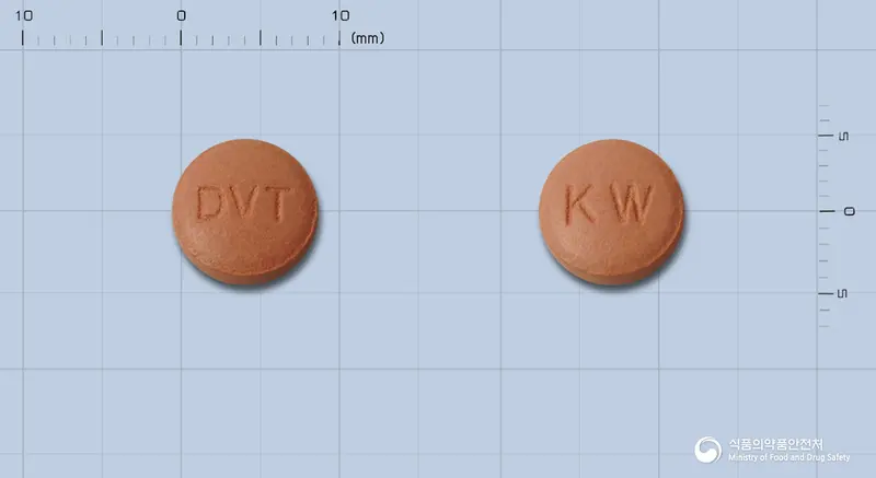 디아비타정 앞뒤 사진 (갈색 원형, 각인 DVT / KW)