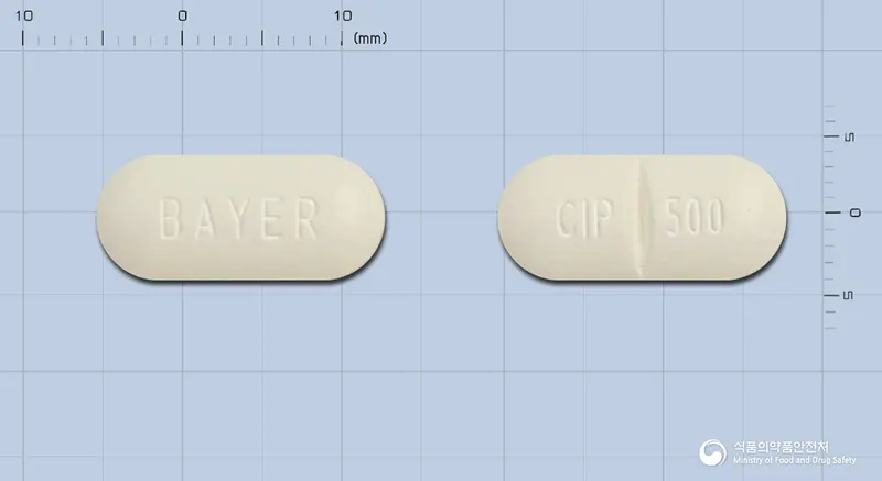 씨프로바이정500밀리그램(시프로플록사신염산염) 앞뒤 사진 (흰색 장방형, 각인 BAYER / CIP 500)