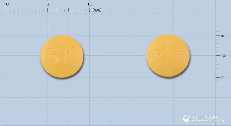 니모톱정30밀리그램(니모디핀) 앞뒤 사진 (노란색 원형, 각인 SK)