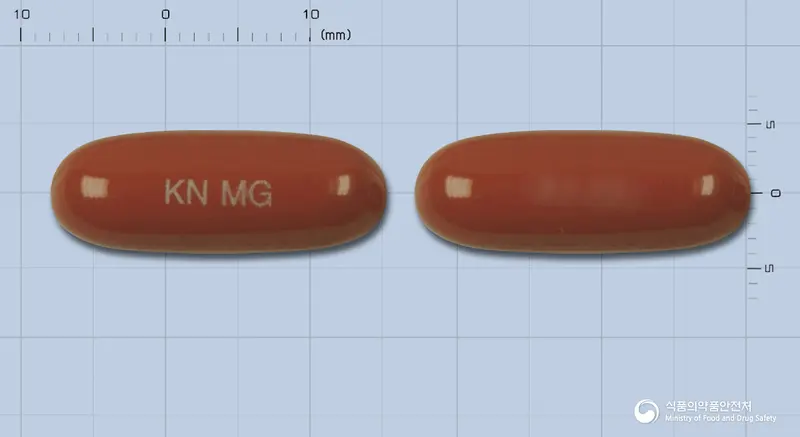 쎄토마연질캡슐 앞뒤 사진 (갈색 캡슐, 각인 KN MG)