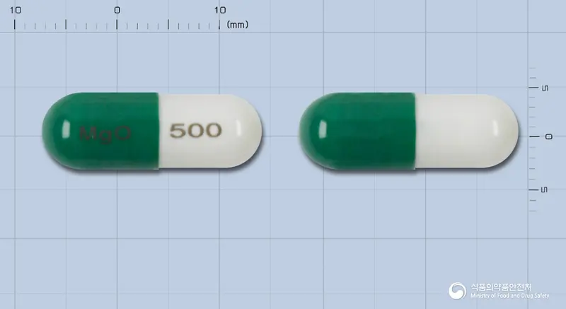 마그오캡슐500mg(산화마그네슘) 앞뒤 사진 (초록색 캡슐, 각인 Mgo 500)