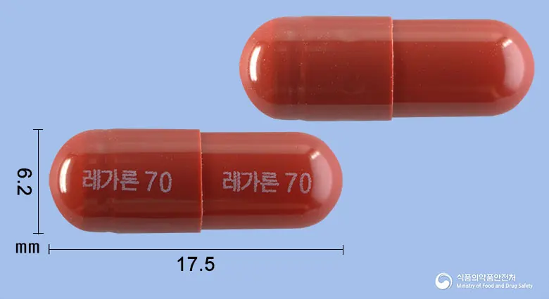 레가론캡슐70(밀크시슬건조엑스산) 앞뒤 사진 (갈색 캡슐, 각인 레가론70 레가론70)