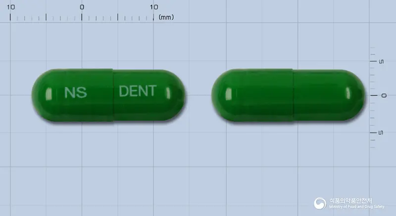 덴트탁스캡슐 앞뒤 사진 (초록색 캡슐, 각인 NS DENT)