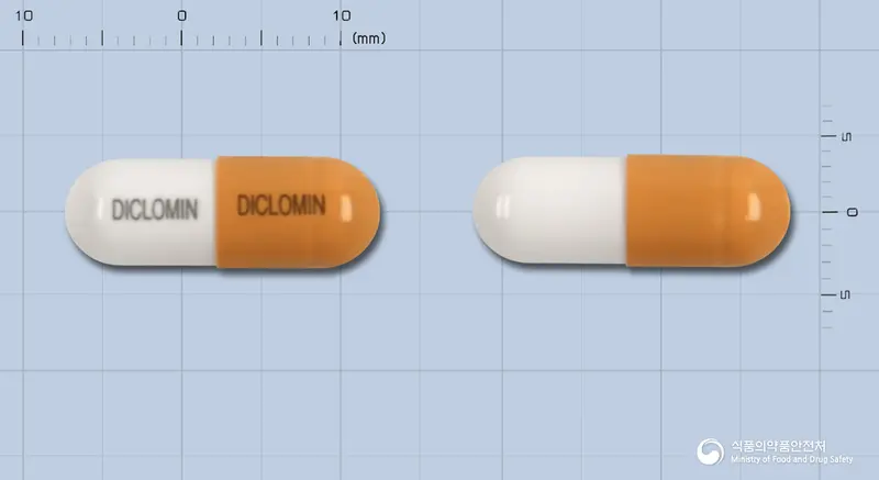 디클로민캡슐10밀리그램(디싸이클로민염산염) 앞뒤 사진 (갈색 캡슐, 각인 DICLOMIN DICLOMIN)
