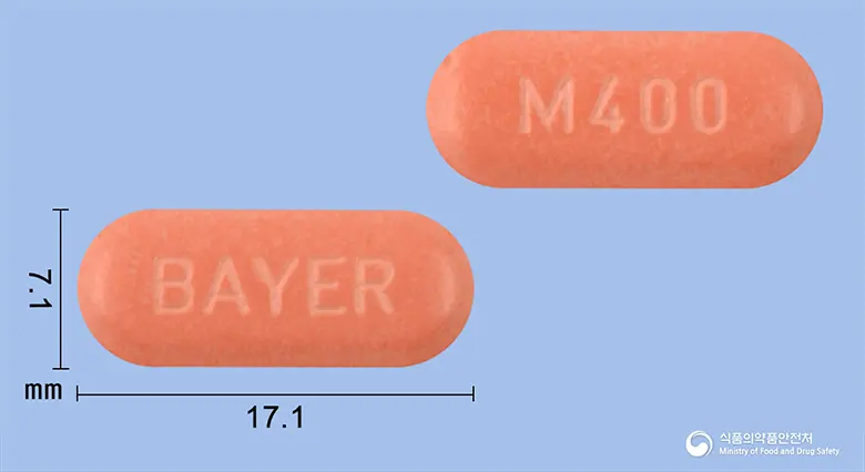 아벨록스정400밀리그람(목시플록사신염산염) 앞뒤 사진 (분홍색 장방형, 각인 BAYER / M400)