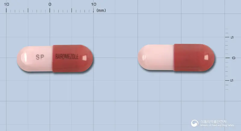 바로메졸캡슐(오메프라졸) 앞뒤 사진 (갈색 캡슐, 각인 SP BAROMEZOLE)