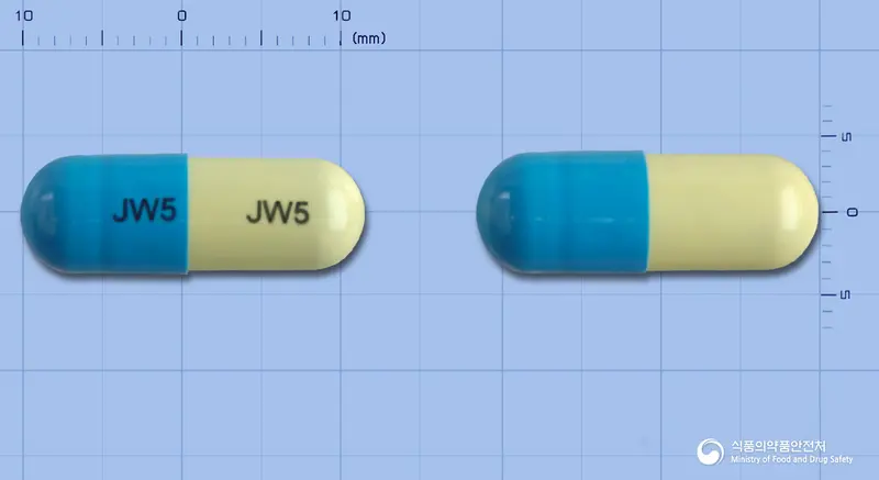 아웃콜에프캡슐 앞뒤 사진 (파란색 캡슐, 각인 JW5 JW5)