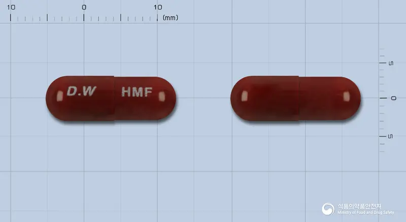 헤모포르테캡슐(글루콘산제이철나트륨복염) 앞뒤 사진 (갈색 캡슐, 각인 D.W HMF)