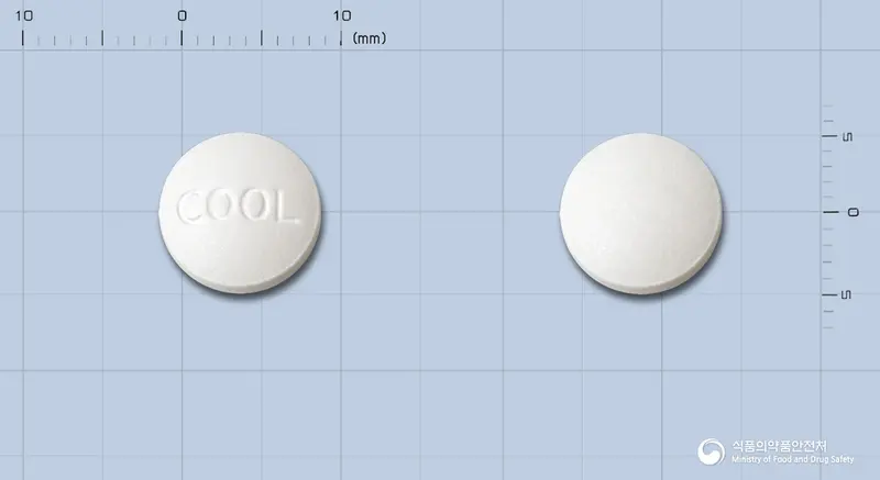 바로쿨정(클로닉신리시네이트) 앞뒤 사진 (흰색 원형, 각인 COOL)