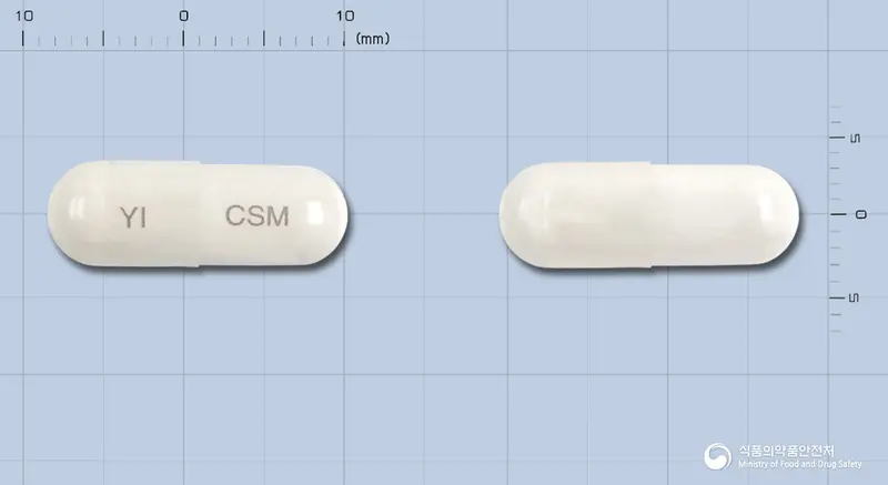 코사민캡슐(결정황산글루코사민)(수출명:MeencosCapsule., ANFLAIM Capsule.) 앞뒤 사진 (흰색·투명 캡슐, 각인 YI CSM)