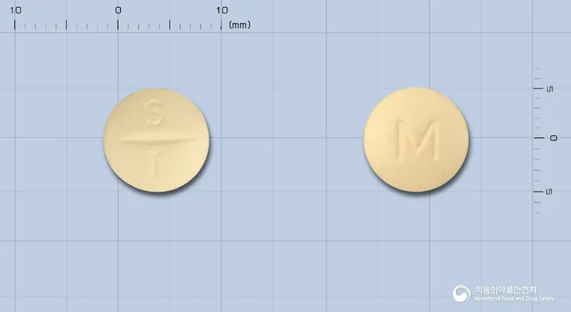 카바몰정(메토카르바몰) 앞뒤 사진 (노란색 원형, 각인 S I / M)