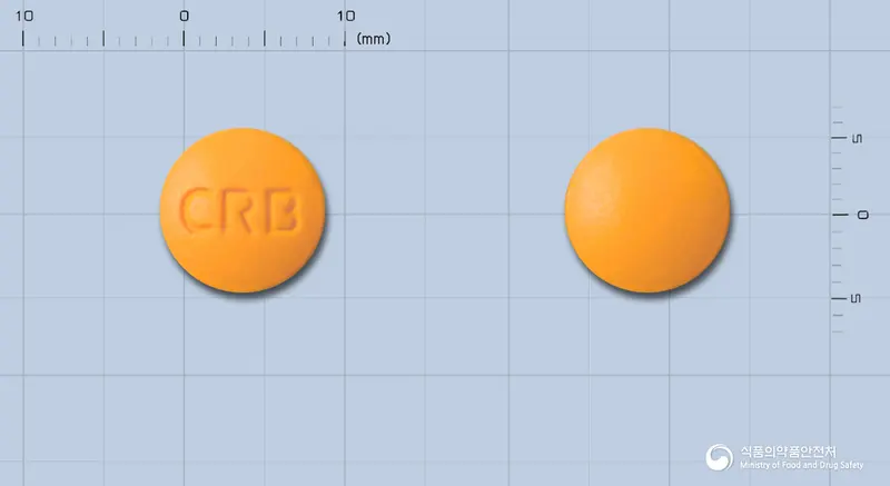 카르바정250밀리그램(메토카르바몰) 앞뒤 사진 (주황색 원형, 각인 CRB)